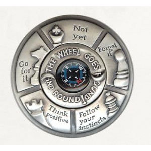 Silver Compass Ornament with English Text and ‘Simon Says’ Game Design Artistas y Marcas